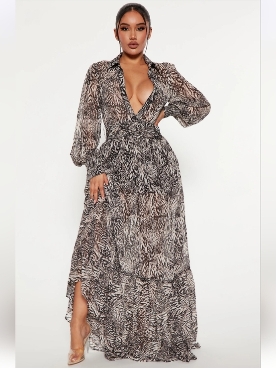 Fashion Nova Dresses & Skirts - 🔥Black & White FlowyMaxi Dress, Half Skirt Lining, Collar W/Deep V, Belt, Sz L